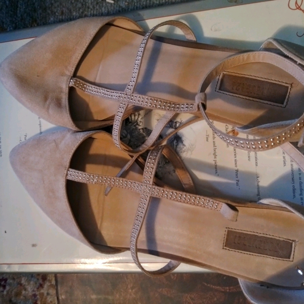 Champagne Forever 21 pointed slides gold accents